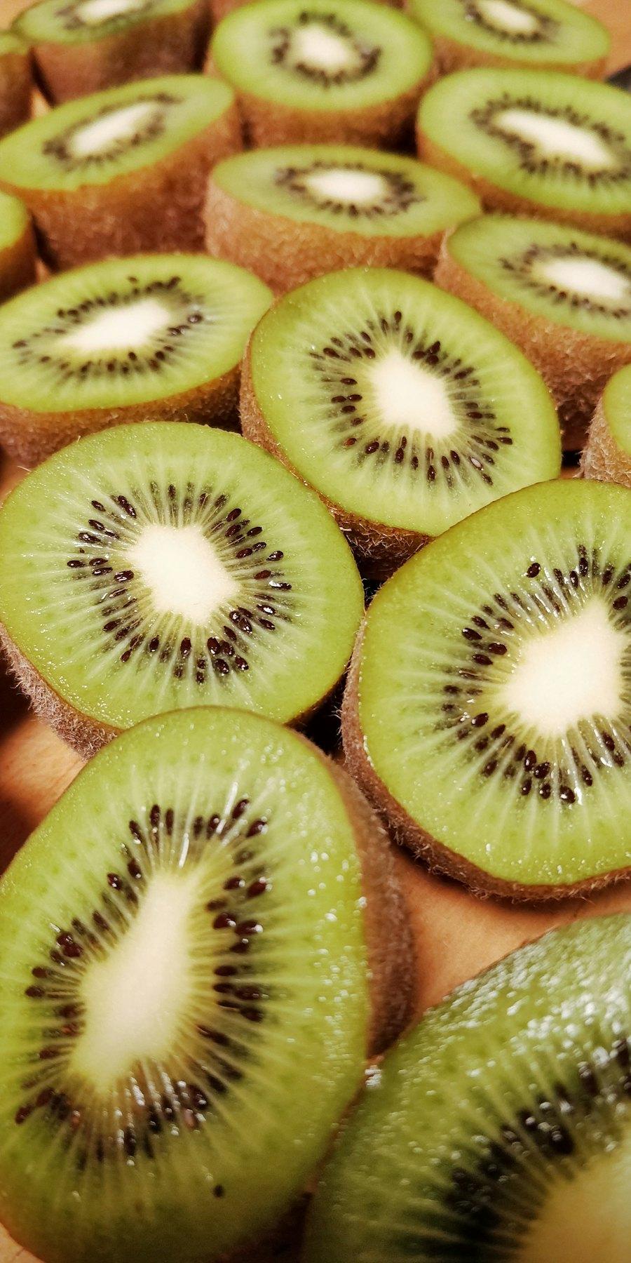 Kiwis partidos por la mitad