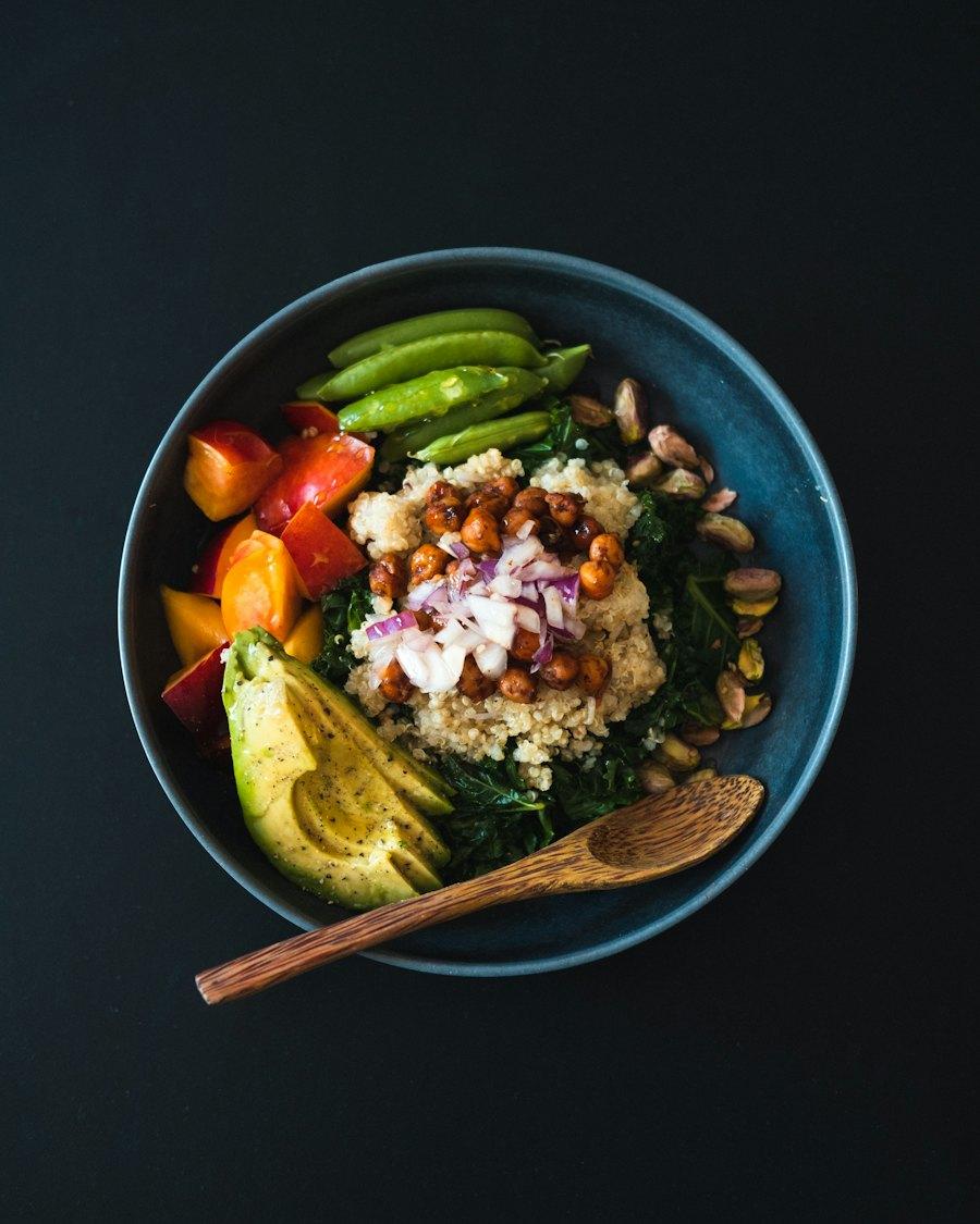 Bol de quinoa con verduras y aguacate
