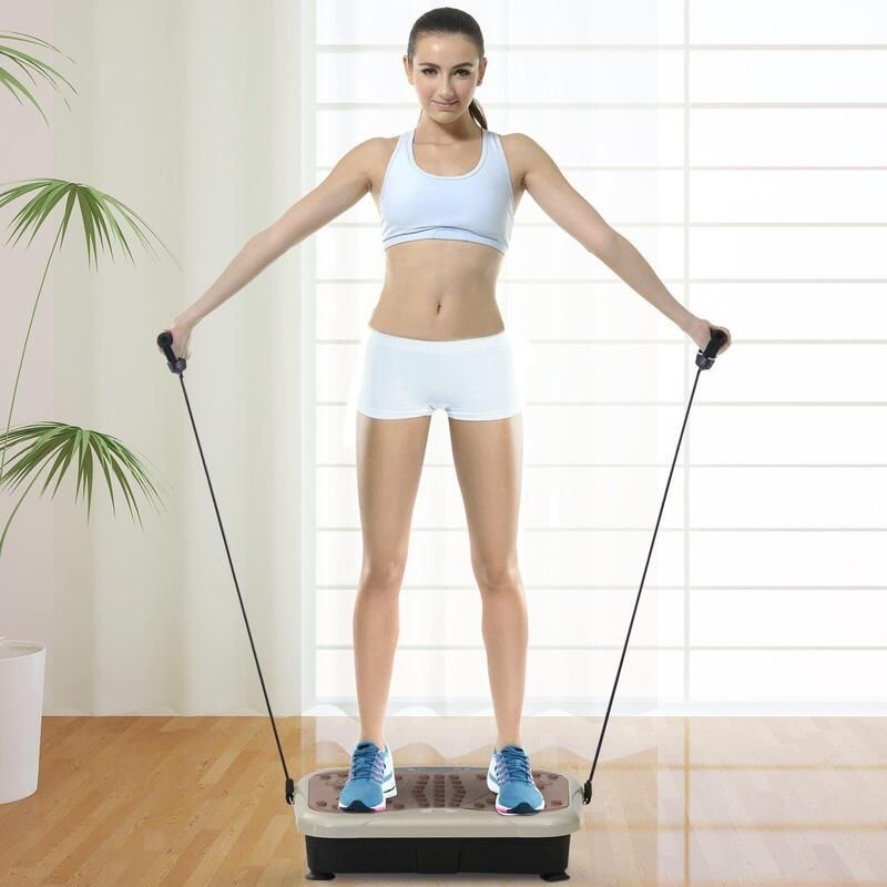 Mujer entrenando con bandas elásticas sobre la plataforma vibratoria HOMCOM